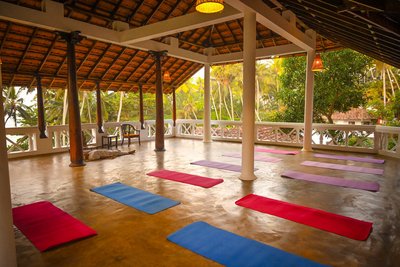Tägliche Yoga- und Meditationseinheiten in der offenen Yogahalle sind Teil des Programms
