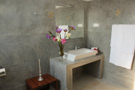 Modernes Badezimmer im Sithnara Ayurveda Resort Modernes Badezimmer im Sithnara Ayurveda Resort