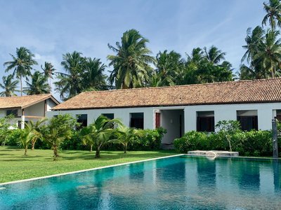 Der großzügig angelegte Garten mit Pool