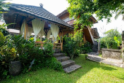 Der Pavillon im Garten der Villa Manuk