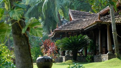 Inmitten eines tropischen Gartens befindet sich das Somatheeram Health Resort