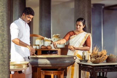 In der hauseigenen Apotheke wird die ayurvedische Medizin selbst hergestellt