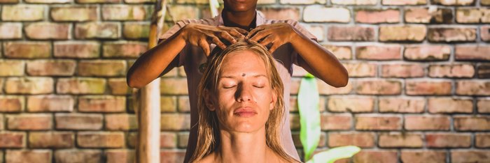 Wohltuende ayurvedische Kopfmassage
