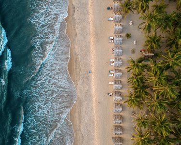 Blick aus der Vogelperspektive auf den Strandabschnitt des Nattika Beach Resorts