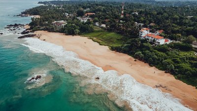 Der weite Strand direkt vor dem Taprana lädt zu langen Spaziergängen ein 