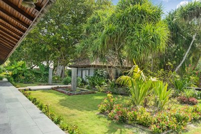 Das hauseigene Spa ist umgeben von einem üppigen Garten