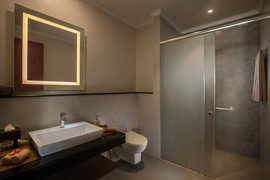 Das Moderne Badezimmer im Zimmer Astha