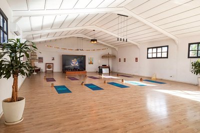 In der lichtdurchfluteten Yogahalle üben