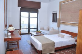 Die Zimmer im Maha Gedara überzeugen mit einer Kombination aus hellen Tönen und Holzmöbeln