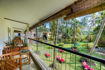 Vom Balkon in den Garten blicken