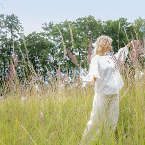 Frau tanzend auf einer Wiese