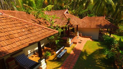 Harmonisch gestaltete Bungalows in traditioneller Kerala-Architektur