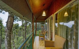 Der Balkon des Forest Bathing Duplex Zimmers