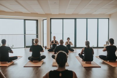 Gemeinsam in kleiner Gruppe Yoga üben und entspannen
