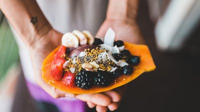 Nachtisch in einer Papaya serviert und mit Obst dekoriert