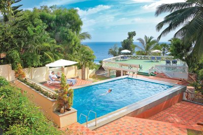 Blick über den Pool auf das Meer
