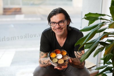 Ayurveda Koch Volker Mehl mit leckeren Gewürzen