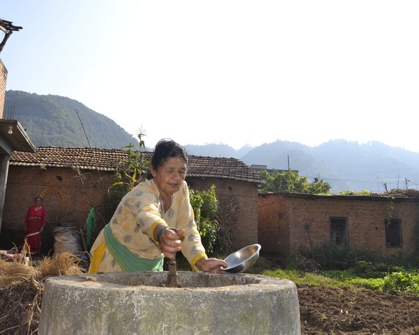 yoga-urlaub-nepal-moerser-kochen-essen-projekt Frau in Nepal bei Hausarbeit