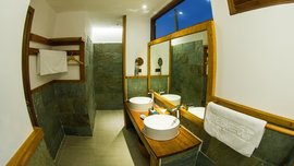 Großzügige Ausstattung im Badezimmer des "Seaside Room"
