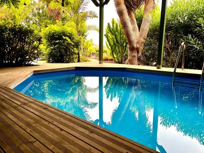 Gönnen Sie sich eine Erfrischung im kleinen Pool 