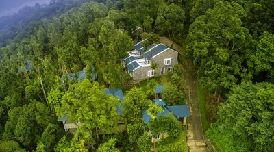 Eingebettet im Wald liegt das Sitaram Mountain Retreat