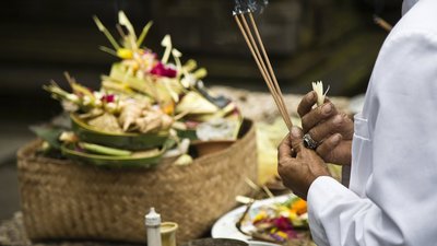 Ein Mann mit Räucherstäbchen in seiner Hand