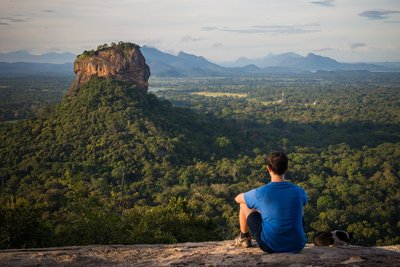Der überwältigende Blick zum Sigiriya Felsen und über den Dschungel Sri Lankas