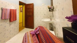 Das geräumige Badezimmer vom Einzelzimmer