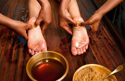 Entspannen Sie auf unseren Ayurveda Reisen bei einer ayurvedischen Synchron Fußmassage (Synchron Padabhyanga)
