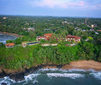 Die Hiru Villa an der Küste gelegen