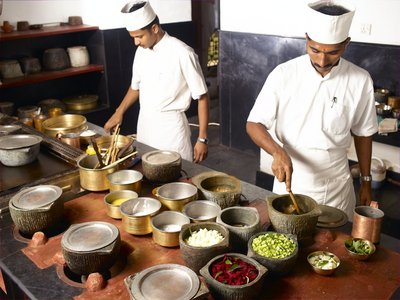 Mit sehr viel engagement bereiten die Köche im Kalari Kovilakom das  ayurvedische Essen zu 