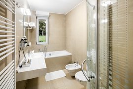 Das Badezimmer in der Deluxe Juniorsuite Das Badezimmer in der Deluxe Juniorsuite
