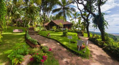 Im Somatheeram Ayurveda Resort empfängt Sie zu Ihrer Kur ein schön angelegter Garten mit Blick aufs Meer