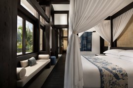 Das Schlafzimmer mit Blick auf die Palmen