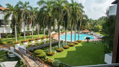 Ausblick auf den Hotelgarten und Pool