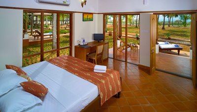 Große Fenster in den Zimmern des Nattika Beach Resort ermöglichen einen tollen Ausblick auf den Garten und das Meer