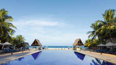 Der Blick über den Pool zum Meer