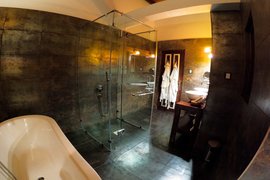 Schlicht und stilvoll - das Interieur im Badezimmer der Junior Suite