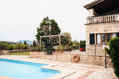 Der Außenbereich der Ayurvila mit Blick über die Landschaft Mallorcas