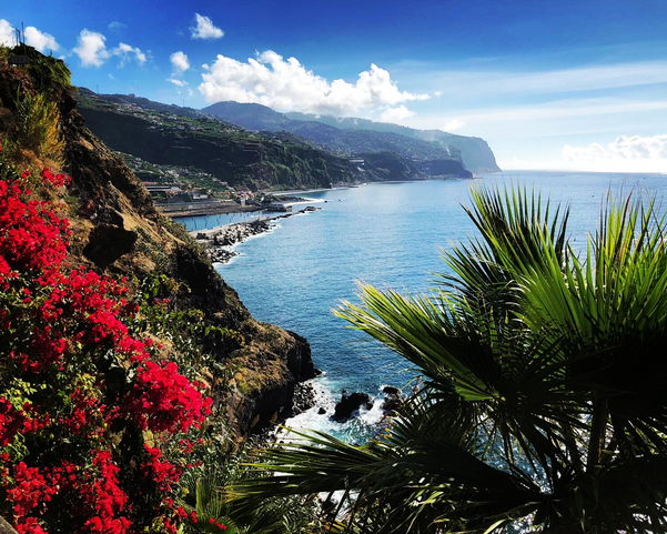 Ein Ausblick von den Kippen auf die Küste von Madeira