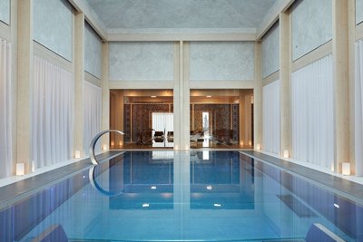 Der moderne Poolbereich des Svata Katerina Resort lädt zu einer Erfrischung ein