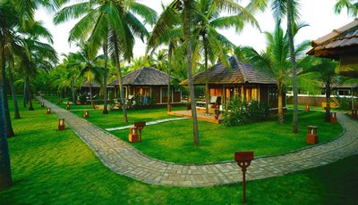 Die Bungalows des Nattika Beach Resort befinden sich inmitten eines tropischen Gartens