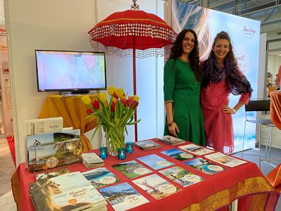 Zwei Frauen an einem Messestand