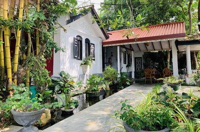 Die HIRU Villa ist eingebetten in einen blühenden exotischen Garten