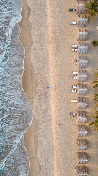Blick aus der Vogelperspektive auf den Strandabschnitt des Nattika Beach Resorts