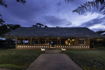 Das beleuchtete Restaurant am Abend