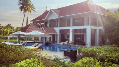 Genießen Sie ein Bad im Pool vor dem Haupthaus