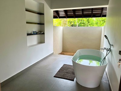 Modernes Badezimmer mit Badewanne