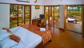 Große Fenster in den Zimmern des Nattika Beach Resort ermöglichen einen tollen Ausblick auf den Garten und das Meer