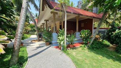 Das offene Restaurant liegt mitten im tropischen Garten